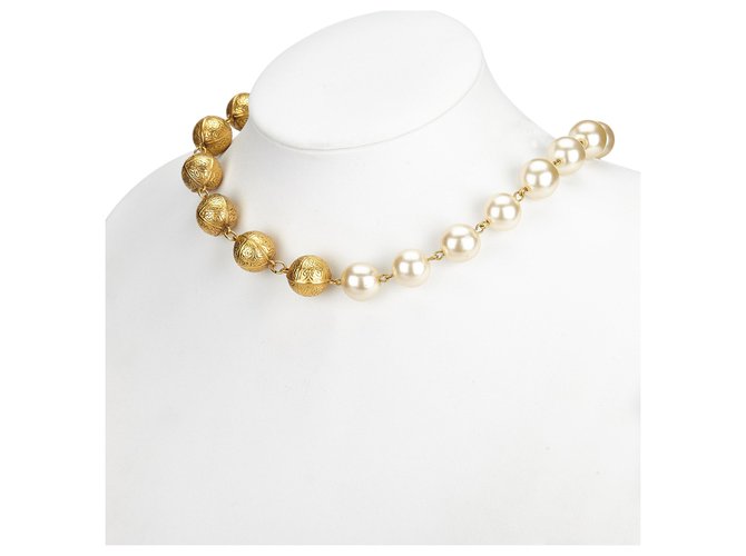 Chanel Gold Faux Pearl and Metal Necklace White Golden Cream  ref.141778