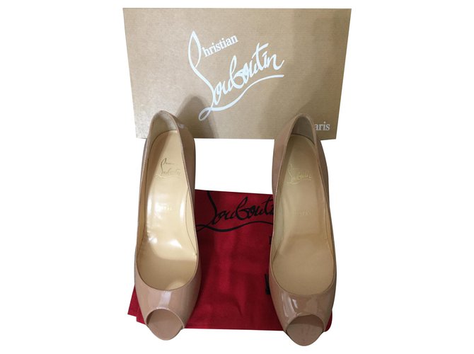 Christian Louboutin No matter Beige Patent leather  ref.142313