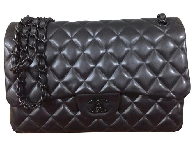 Timeless Chanel Jumbo so Black classic flap bag Leather  ref.142367