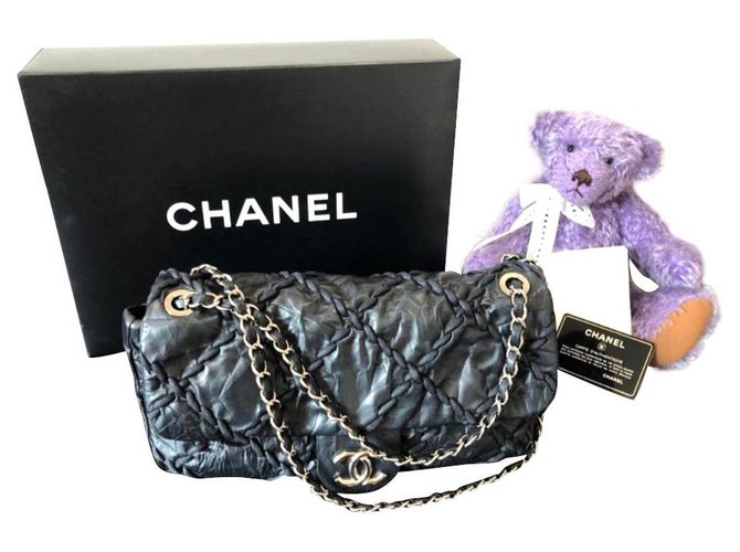 Classique Sac Chanel en cuir à rabat Noir  ref.142372