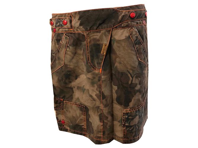 Falda corta Guess estampado militar caqui