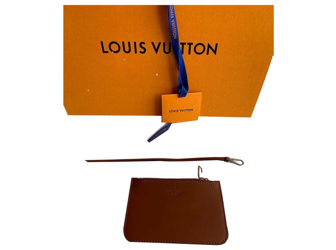 Louis Vuitton Sacos de embreagem Marrom Couro  ref.143290