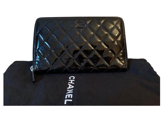 Chanel Embrague Negro Charol  ref.143897