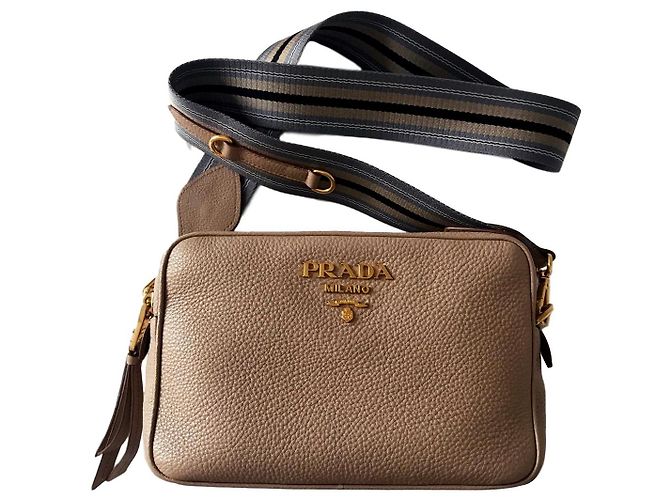 Bolsa Prada em couro granulado bege rosa