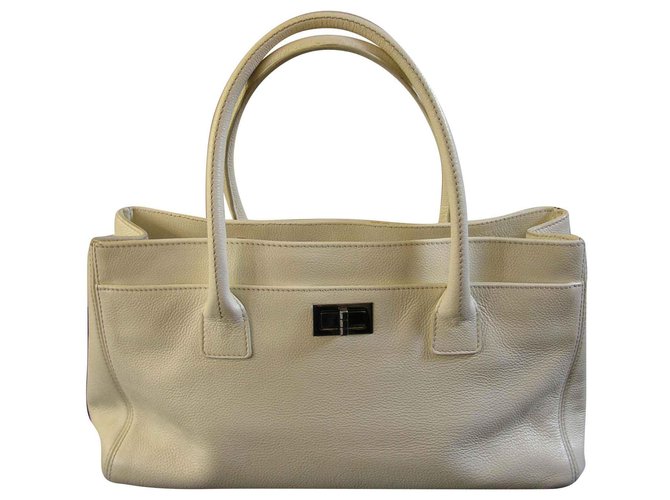 Chanel Handtaschen Aus weiß Leder  ref.144655