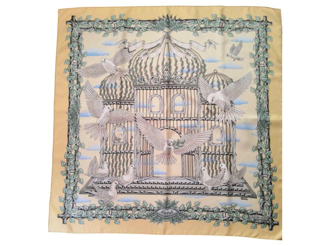 Sublime carré Hermès foulard modèle Envol Soie Jaune  ref.145172