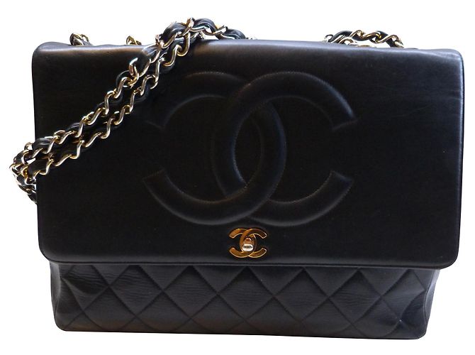 Sac Chanel en cuir noir avec médaillon CC