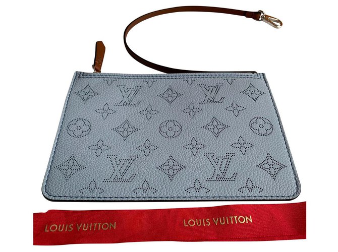 Louis Vuitton Sacos de embreagem Azul Couro  ref.145500