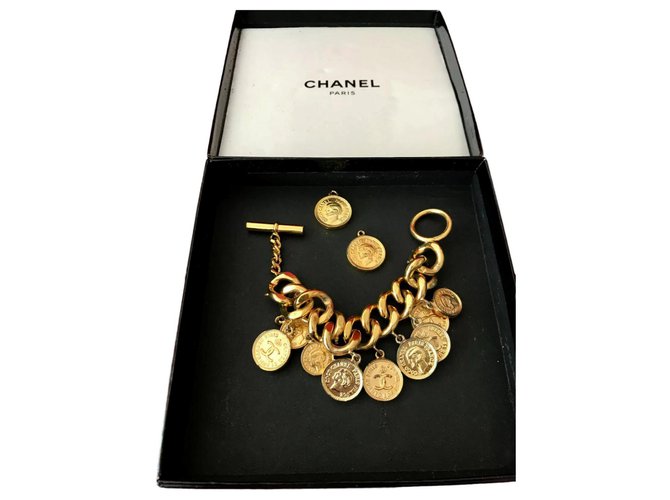 Chanel Manchette médaillon Doré  ref.145550