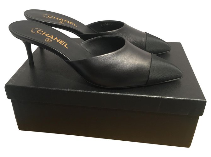 Chanel Mules Black Leather  ref.145745