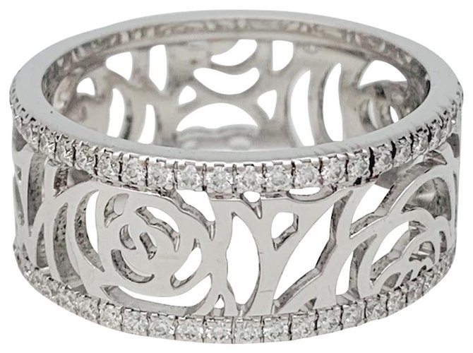 Chanel ring, modello "Camelia", in oro bianco e diamanti.  ref.146187
