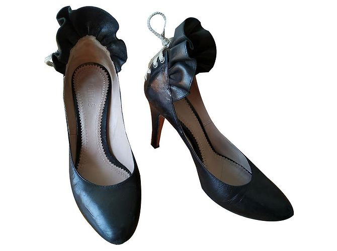 Chloé Pumps mit Rüschen aus schwarzem Leder
