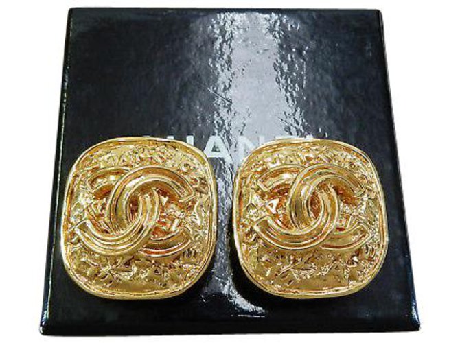 Chanel Clip-on Vintage CC Golden Yellow gold  ref.147687