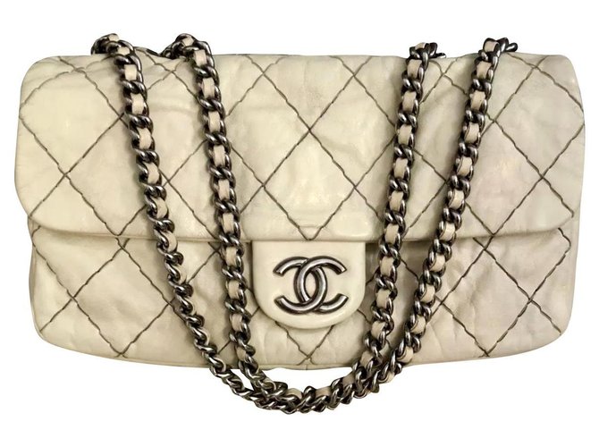 2.55 Chanel Timeless Reissue bag Fora de branco Couro envernizado  ref.149388