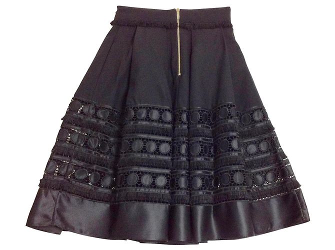 TED BAKER Schwarzer Full Flare mit Spitzenrock.