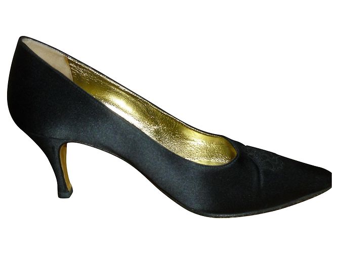 Décolleté Chanel in raso nero con camelia