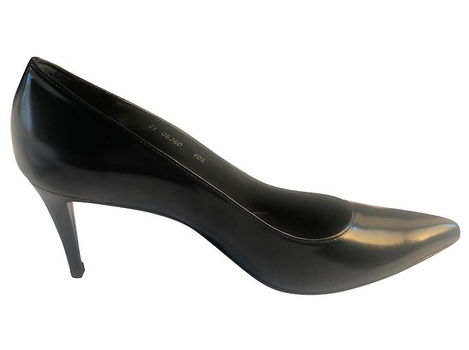 Scarpins Stuart Weitzman Pretos em Pele de Cordeiro