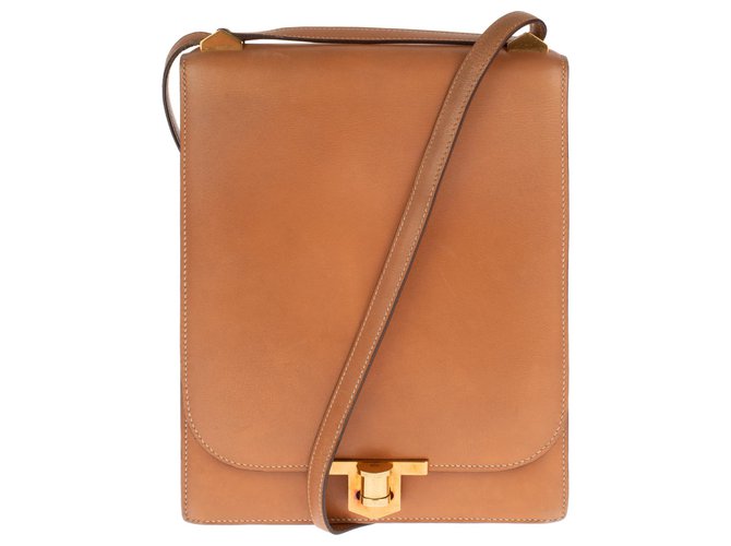 Beau sac Besace Hermès en cuir box gold, accastillage plaqué or en très bon état ! Doré  ref.149763