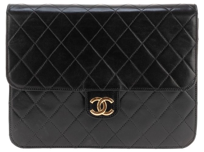 Very beautiful pouch (Clutch) CHANEL black quilted lambskin, gold jewelery in very good condition!  ref.149765