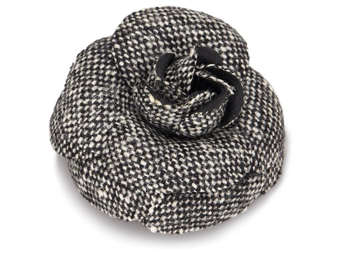 Broche Chanel Camélia en laine noire Tissu Blanc Écru  ref.150279