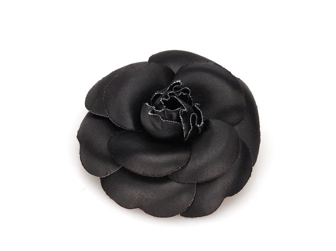 Broche en tissu camélia noir Chanel  ref.150315