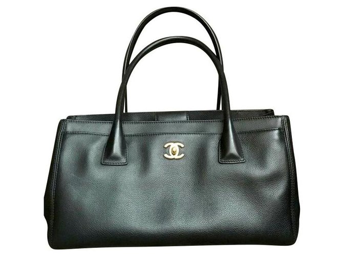 Chanel Handbags Black Leather  ref.150472