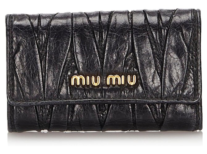 Miu Miu Porte-clés en cuir noir matelasse Métal Doré  ref.150489
