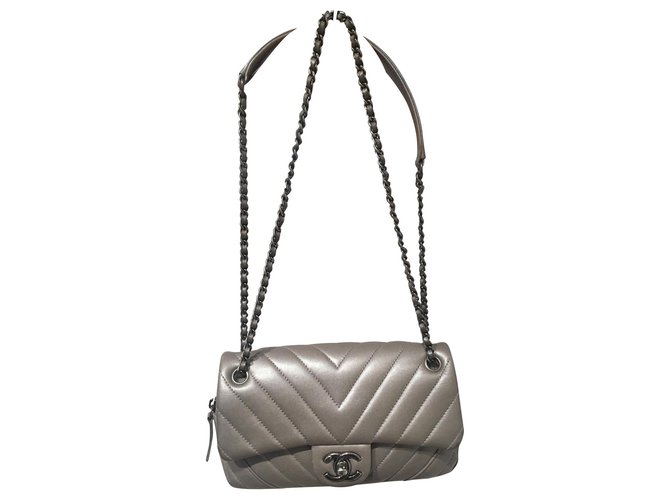 Chanel Clutch-Taschen Grau Lammfell  ref.150585