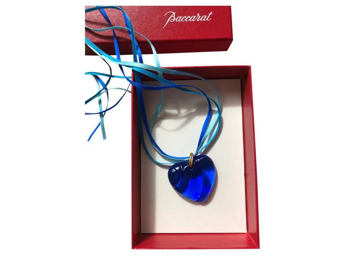 Baccarat Colgante de corazón de bacará en cristal azul sobre cordón de satén Azul oscuro Vidrio  ref.150874