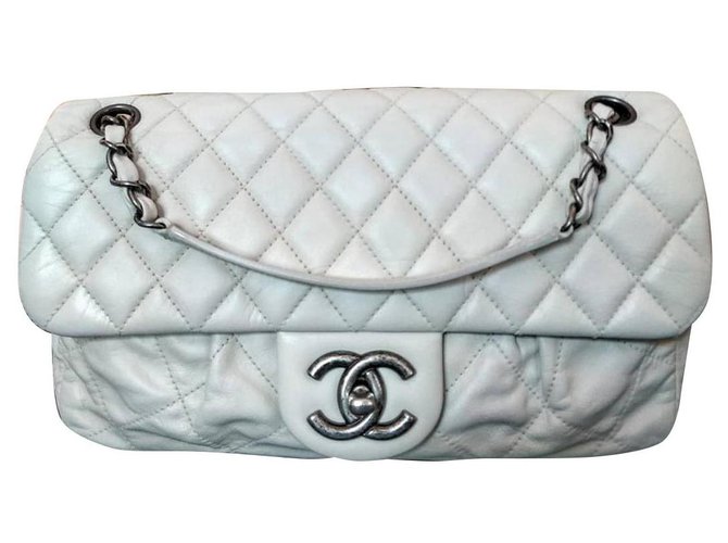 Chanel Bolso clásico con solapa Blanco Cuero  ref.151007