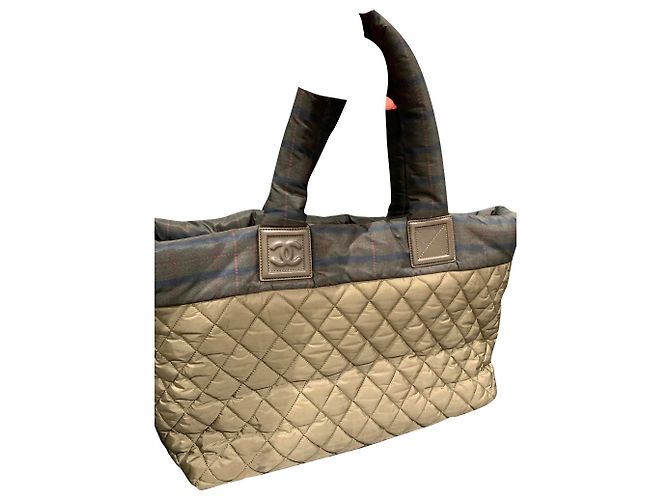 Bolsa Chanel Cocoon em couro vermelho acolchoado Verde escuro