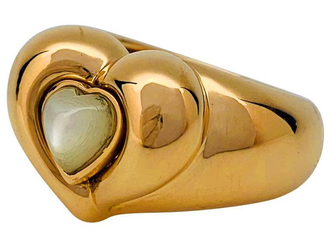 Autre Marque Van Cleef & Arpels "Coeur" ring in yellow gold and white mother-of-pearl.  ref.151815