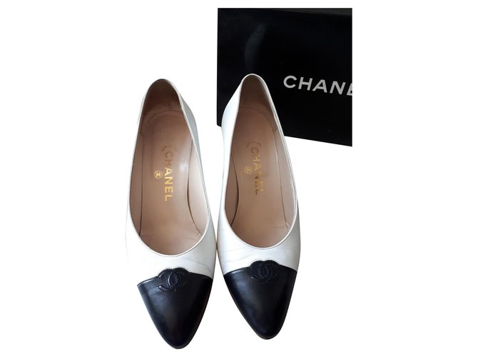 Chanel Pumps Black White Leather  ref.151875