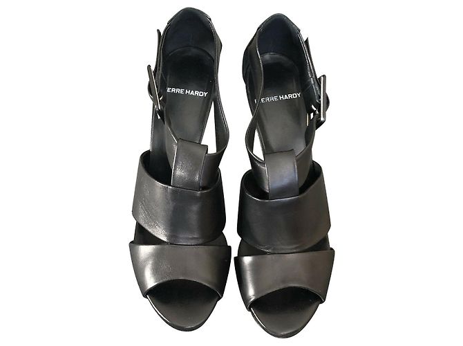 Saltos Pierre Hardy em couro preto com fivela
