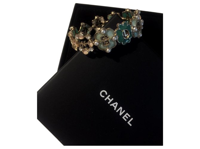 Chanel Bracciali D'oro Verde Verde chiaro Metallo  ref.152484