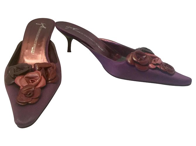 Mules Giuseppe Zanotti em Cetim de Seda e Flores de Couro Roxo Multicor