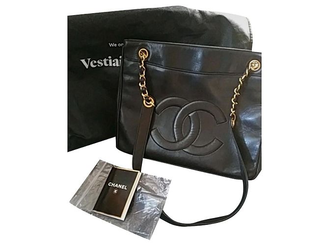 Sac à main Chanel en cuir noir