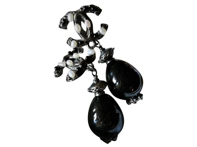 Coco Crush Chanel Boucles d'oreilles en  Argent festonné et Logo C/C /Perle en Onyx  en pendant forme Olive. Noir  ref.153204