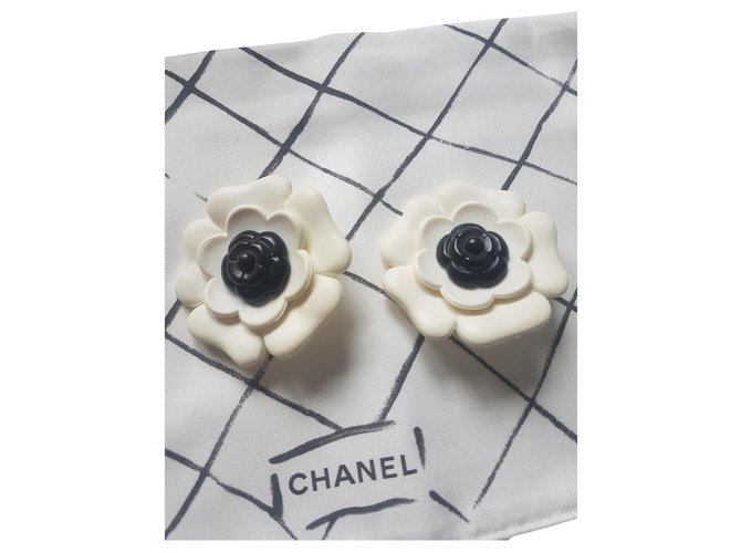 Chanel camelia earrings Black Eggshell Gold-plated Resin  ref.153593