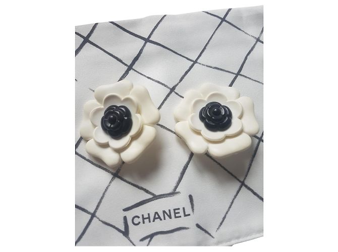 Orecchini chanel camelia Nero Bianco sporco Placcato in oro Resina