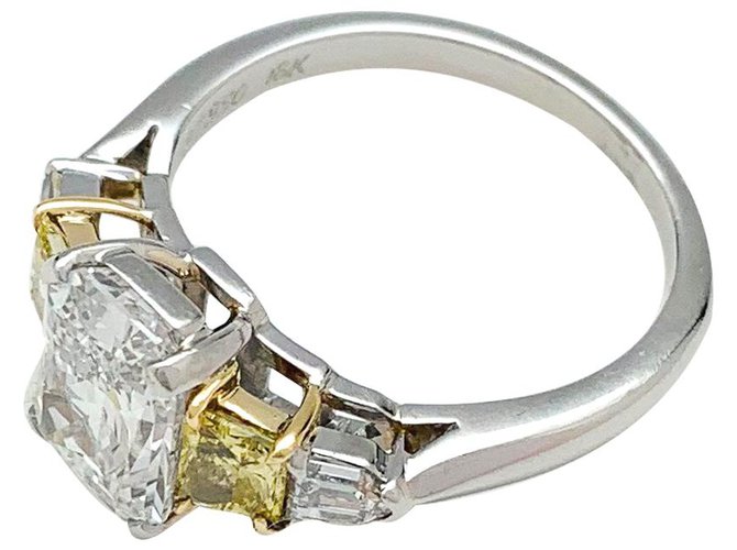 inconnue Platinum ring and yellow gold rectangular diamond shiny, 2 carat.  ref.154085