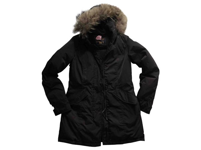 Parka marrón Woolrich con capucha de piel Castaño