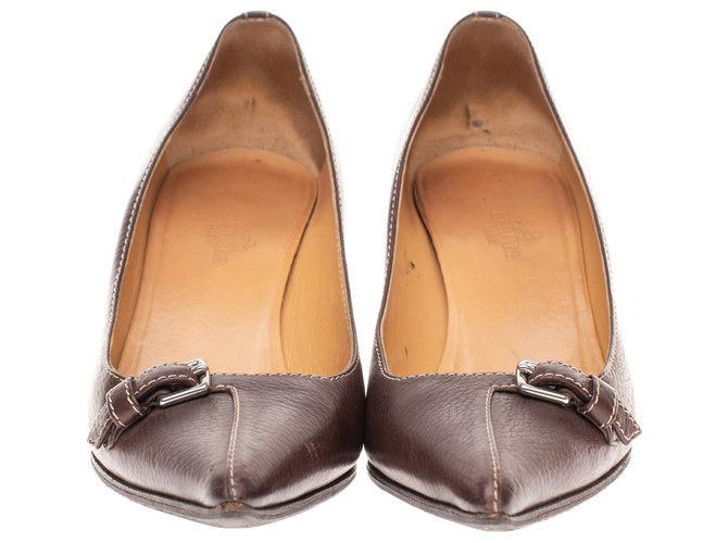 Zapatos de tacón Hermès "Julie" en piel de becerro granulada, Color caoba en muy buen estado! Castaño Cuero  ref.154223
