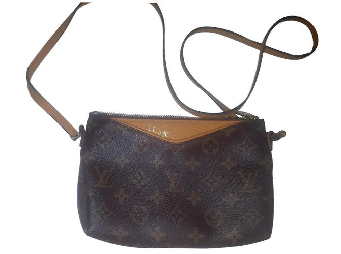 Bolsa de mão Louis Vuitton em couro marrom