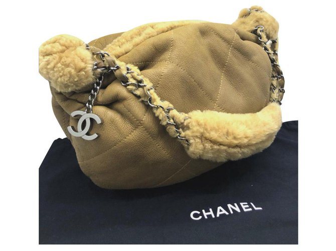 Chanel Schultertasche aus Leder mit Lammfell Beige  ref.154486