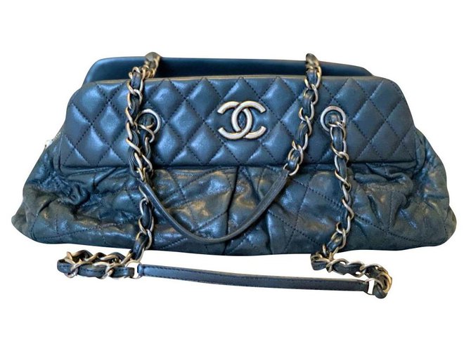 Chanel black lambskin handbag Leather  ref.154878