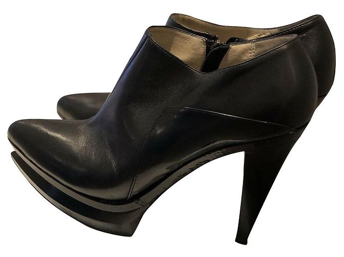 Botins de plataforma em couro preto Gianfranco Ferré