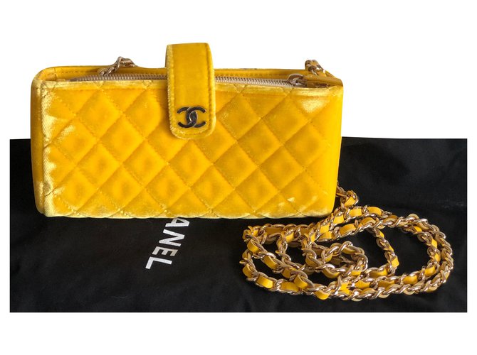 Chanel Bolsos de mano Amarillo Terciopelo  ref.155202