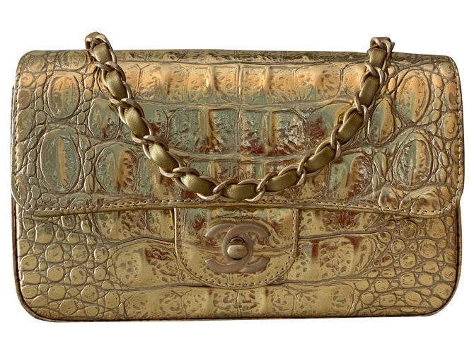 Classique Chanel Mini rabat en cuir de veau gaufré métallisé à motif crocodile doré  ref.155276
