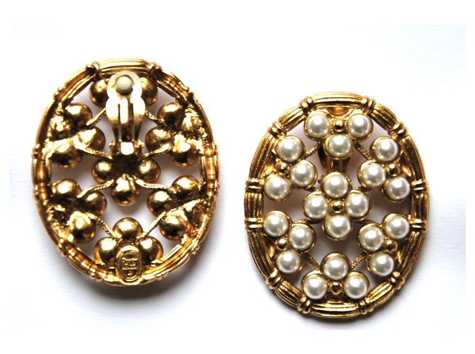 Christian Dior ovale perles Métal Doré  ref.155364